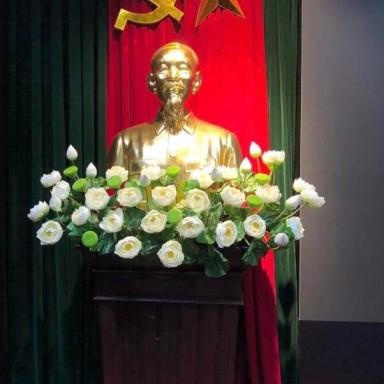 Hoa sen trắng trang trí bục tượng bác KT 70x50cm